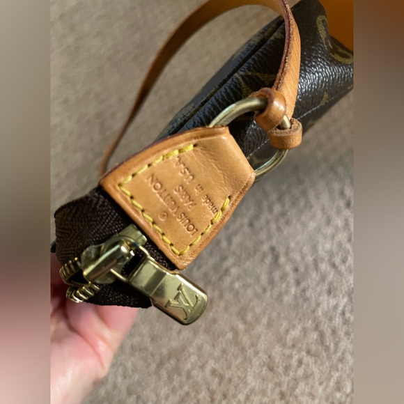 Louis Vuitton Monogram Pochette Accessoires Vintages Shoulder Bag - Picture 16 of 16